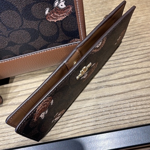 Coach Slim Wallet In Signature Canvas With Hedgehog Print
Gold/Brown Black Multi - Picture 13 of 16